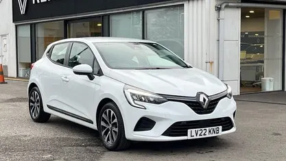 Solid glacier white Used 2022 Renault Clio V Iconic Hatchback | £12,526 (Fair price)
