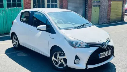 Used Toyota Yaris 101 HP (74 kW) 2015 White Hatchback