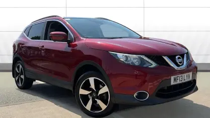 Used Nissan Qashqai N-Connecta 110 HP (80 kW) 2016 Red SUV