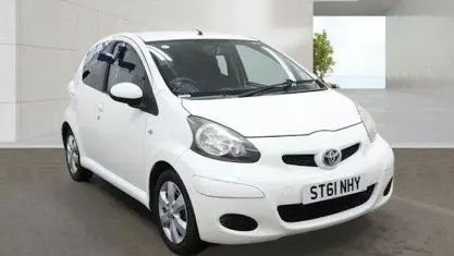 Used Toyota Aygo 68 HP (50 kW) 2011 White Hatchback