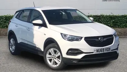 Used Vauxhall Grandland X S 131 HP (96 kW) 2019 White SUV