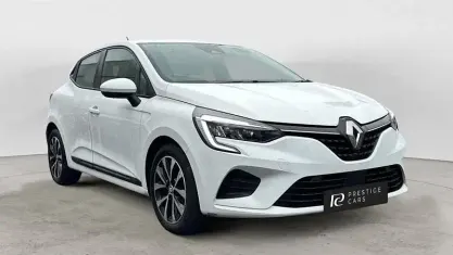 Used Renault Clio Iconic 90 HP (66 kW) 2022 White Hatchback