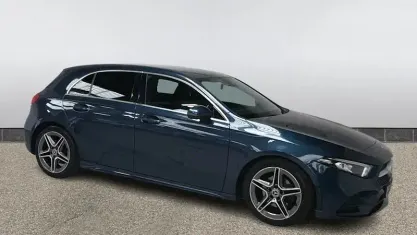 Begagnad Mercedes A200 AMG line 163 HK (119 kW) 2020 Blå Halvkombi