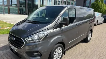 Begagnad Ford Transit Custom Limited 131 HK (96 kW) 2023 Van