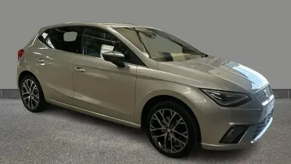Usado Seat Ibiza XCELLENCE Lux 110 CV (80 kW) 2023 Plateado Utilitario