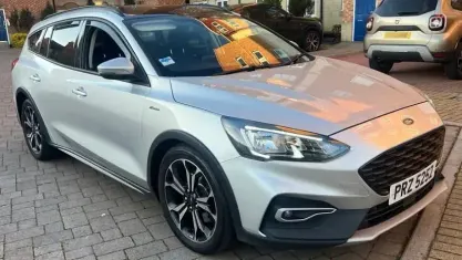 Usado Ford Focus Active X 120 CV (88 kW) 2019 Plateado Familiar