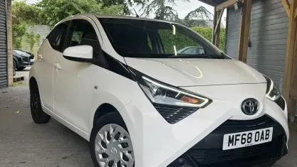 Used Toyota Aygo X-play 72 HP (52 kW) 2018 White Hatchback
