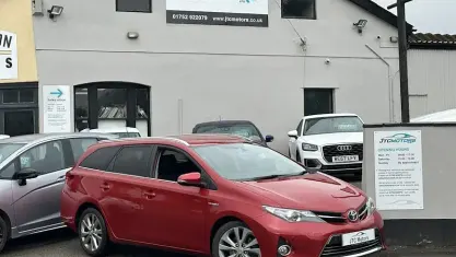 Used Toyota Auris Touring Sports 136 HP (100 kW) 2014 Red Estate