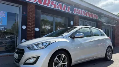 Gebraucht Hyundai i30 SE 101 PS (74 kW) 2016 Silber Kleinwagen