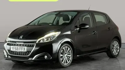 Used Peugeot 208 Signature Sky 82 HP (60 kW) 2019 Hatchback