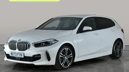 Begagnad BMW 118 M Sport 136 HK (100 kW) 2023 Vit Halvkombi