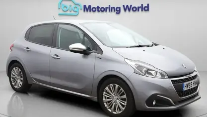 Used Peugeot 208 Signature Sky 82 HP (60 kW) 2019 Grey Hatchback