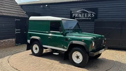 Used Land Rover Defender 122 HP (89 kW) 2006 Green Hatchback