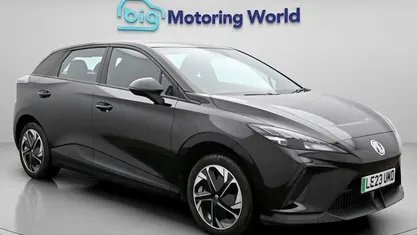Begagnad MG MG4 EV SE 150 kW (204 HK) 2023 Svart Halvkombi