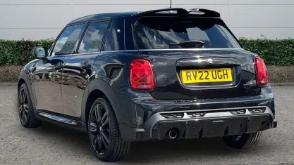 Begagnad Mini Cooper Hatch 136 HK (100 kW) 2022 Svart Halvkombi