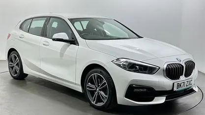 Begagnad BMW 118 Sport Line 136 HK (100 kW) 2021 Vit Halvkombi