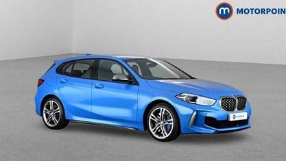 Begagnad BMW M135 Comfort Edition 306 HK (225 kW) 2023 Blå Halvkombi