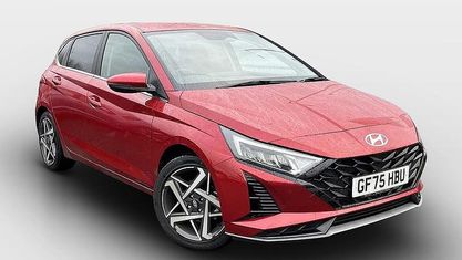 Usado Hyundai i20 Premium 101 CV (74 kW) 2025 Rojo Utilitario