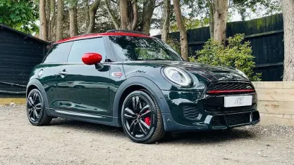 Begagnad Mini John Cooper Works Hatch 231 HK (169 kW) 2020 Grön Halvkombi