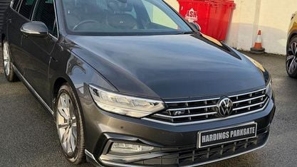 Usado VW Passat R-line 150 HP (110 kW) 2023 Cinzento Carrinha