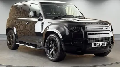 Käytetty Land Rover Defender SE Dynamic 300 HP (220 kW) 2022 Musta Katumaasturi