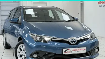 Używany Toyota Auris Hybrid 136 KM (100 kW) 2018 Niebieski Hatchback
