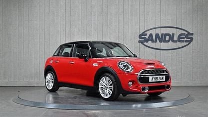 Begagnad Mini Cooper S Hatch 192 HK (141 kW) 2018 Röd Halvkombi