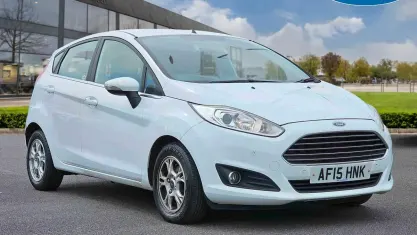 Used Ford Fiesta Zetec 95 HP (69 kW) 2015 White Hatchback