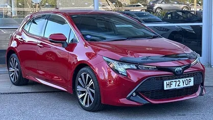Begagnad Toyota Corolla Design 122 HK (89 kW) 2022 Röd Halvkombi
