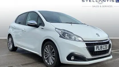 Used Peugeot 208 Signature Sky 82 HP (60 kW) 2019 Hatchback