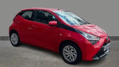 Used Toyota Aygo X-play 72 HP (52 kW) 2020 Red Hatchback