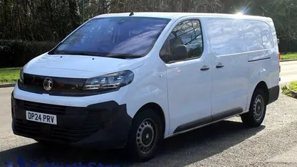 Używany Vauxhall Vivaro 145 KM (106 kW) 2024 Biały Minivan