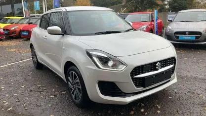 Begagnad Suzuki Swift SZ-L 83 HK (61 kW) 2023 Vit Halvkombi