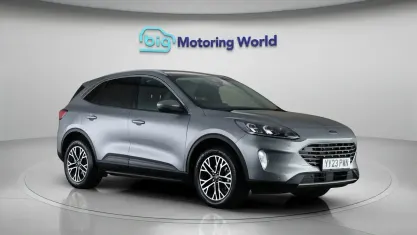 Käytetty Ford Kuga Titanium 150 HP (110 kW) 2023 Hopea Katumaasturi