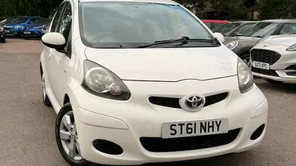 Used Toyota Aygo 68 HP (50 kW) 2011 White Hatchback