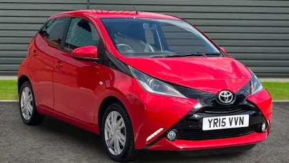 Second-hand Toyota Aygo x-press 69 CP (50 kW) 2015 Roșu Hatchback