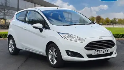 Gebraucht Ford Fiesta Zetec 101 PS (74 kW) 2017 Weiß Kleinwagen