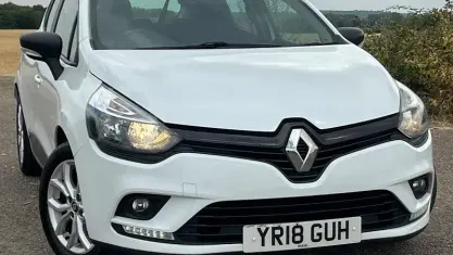 Used Renault Clio Play 90 HP (66 kW) 2018 White Hatchback