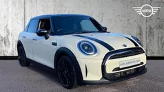 Pepper white Used 2022 Mini Cooper Exclusive Hatchback | £19,994 (Fair price)