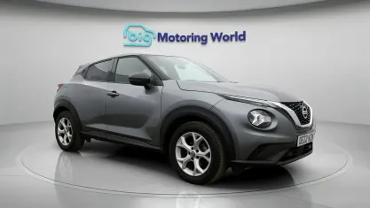 Begagnad Nissan Juke N-Connecta 114 HK (83 kW) 2022 Grå SUV