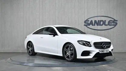 Begagnad Mercedes E220 AMG line 194 HK (142 kW) 2018 Vit Sportkupé