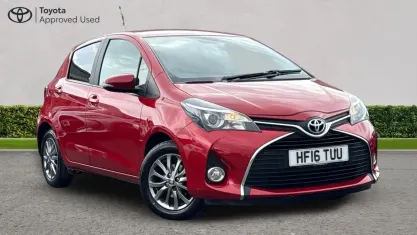 Used Toyota Yaris 99 HP (72 kW) 2016 Vermilion red Hatchback