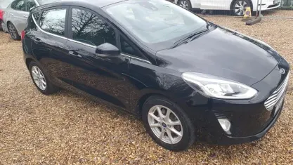 Usado Ford Fiesta Zetec 86 HP (63 kW) 2018 Preto Citadino