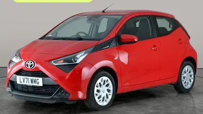 Used Toyota Aygo X-play 72 HP (52 kW) 2021 Red Hatchback