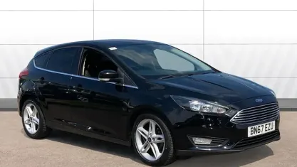 Begagnad Ford Focus Zetec 125 HK (91 kW) 2017 Svart Halvkombi