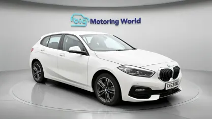 Begagnad BMW 118 Sport Line 136 HK (100 kW) 2023 Vit Halvkombi