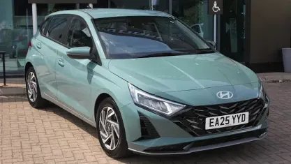 Used Hyundai i20 Advanced 101 HP (74 kW) 2025 Green Hatchback