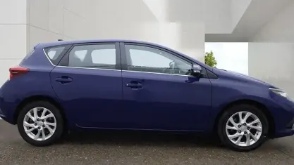 Used Toyota Auris 116 HP (85 kW) 2018 Blue Hatchback