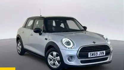 Usado Mini Cooper Classic 136 HP (100 kW) 2020 Prateado Citadino