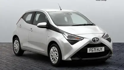 Used Toyota Aygo X-play 72 HP (52 kW) 2021 Silver Hatchback